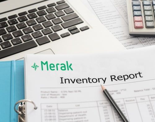 Een close-up van een ordner waar een Merak Inventory Report in zit