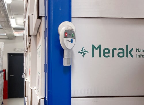 Datalogger die aan een rek hangt in de klimaatkamer van Merak