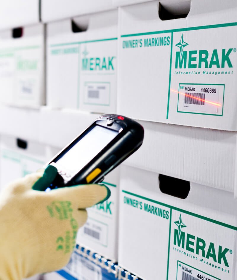 Een archiefdoos van Merak wordt gescand