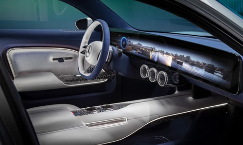Een foto van de binnenkant van de nieuwe elktrische Mercedes waar je het stuur en dashboard op kan zien