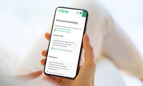 Een gebruiker bestelt via de smartphone op de nieuwe Merak website