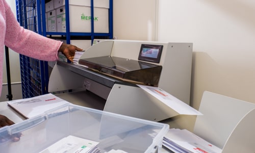 Een data logger aan de muur van de klimaatkamer in Mechelen