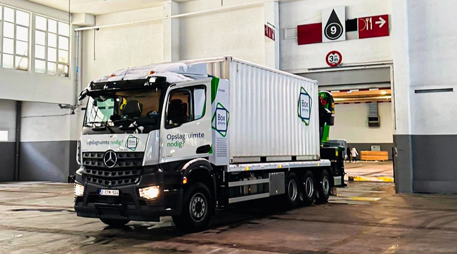 Een box van Box@Home op de vrachtwagen in Brussel