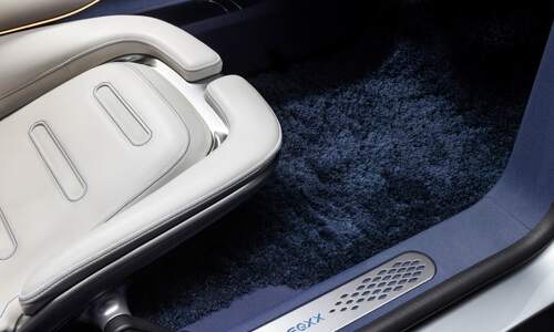Een close-up van de beige passagiersstoel en automat van de nieuwe elektrische Mercedes