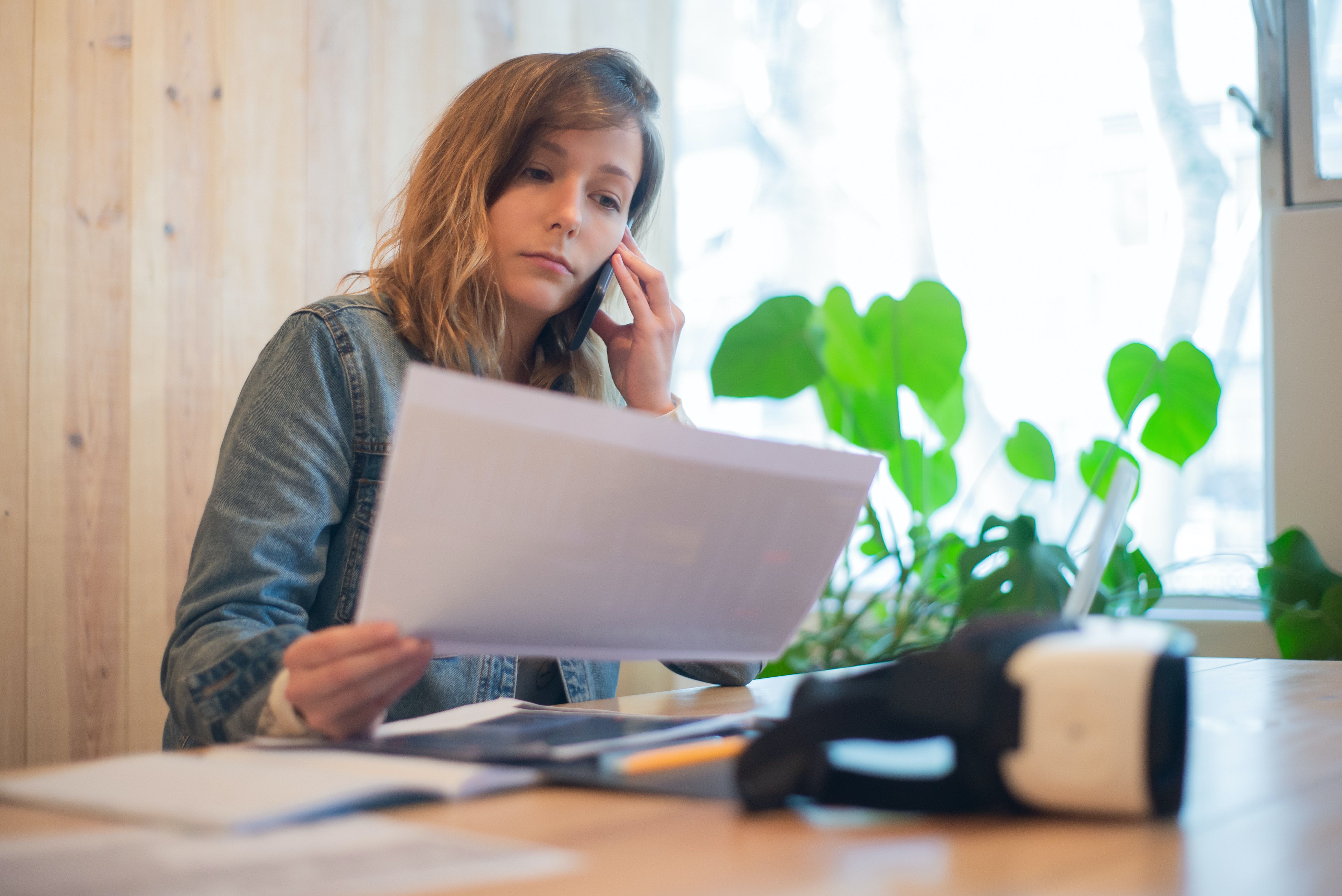 Medewerker aan telefoon