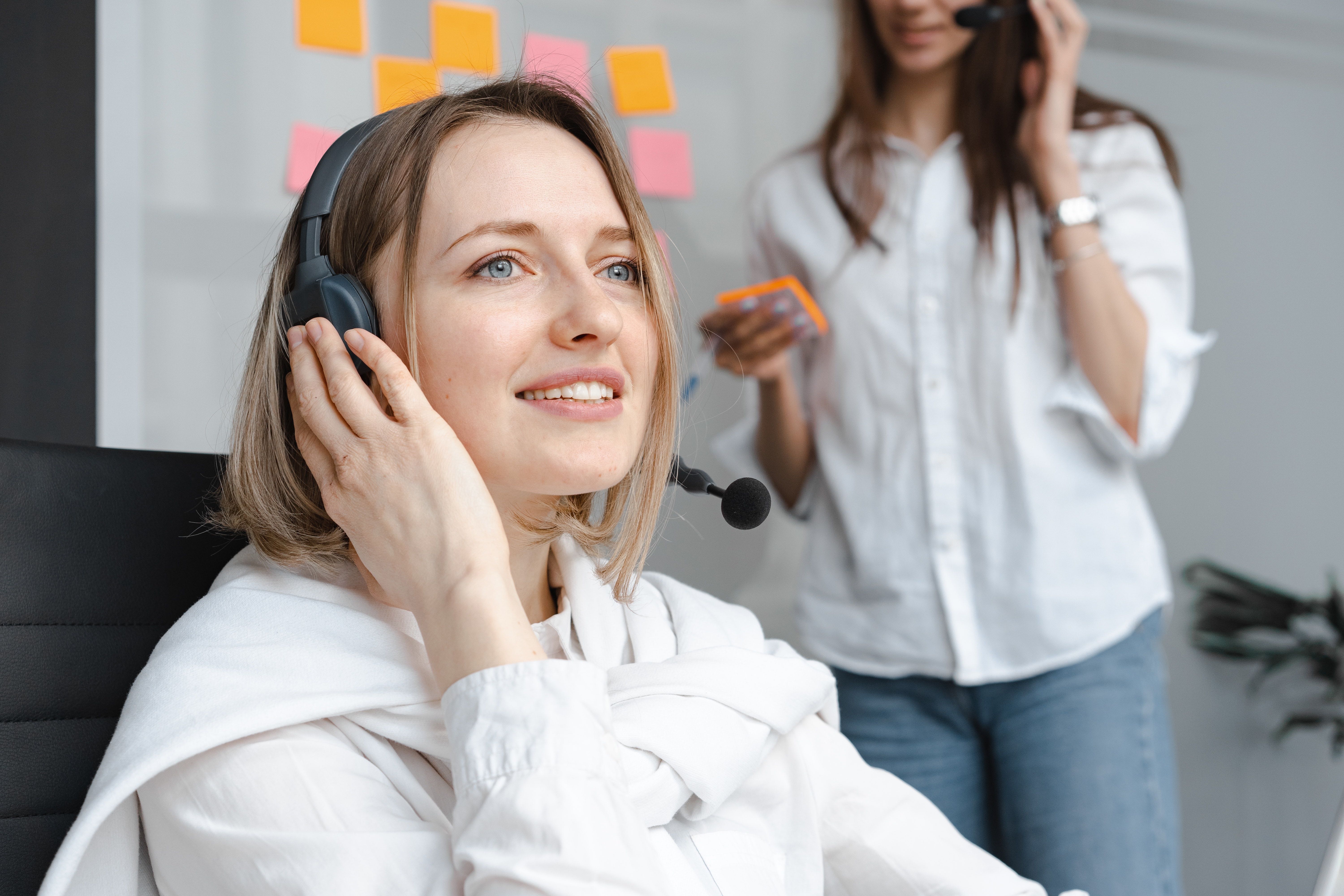 Vrouw die belt met klanten via een headset